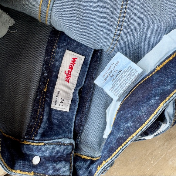 Wrangler Jeans Women’s High-Rise Bold Boot Cut Size 14 with 32” Inseam - Picture 4 of 4